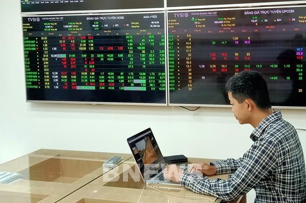 Thị trường giữ vững sắc xanh nhờ nhóm ngân hàng và dầu khí