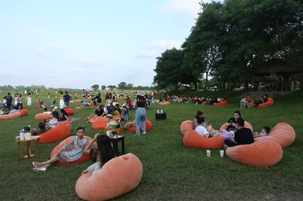 Xử phạt chủ quán ở bãi đá sông Hồng 17,5 triệu đồng