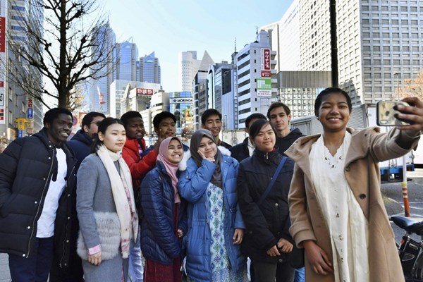 Sinh viên nước ngoài ở Nhật Bản “săn việc” trực tuyến mùa dịch