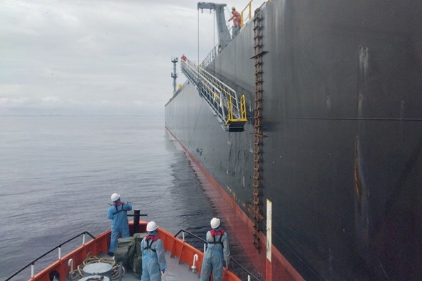 Cứu nạn thành công thuyền viên trên tàu dầu siêu trọng tải 