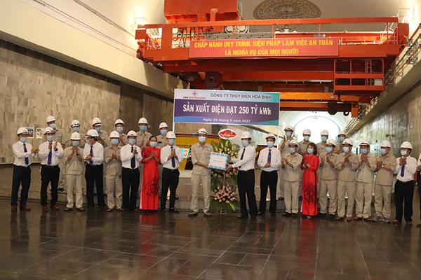 Thủy điện Hòa Bình đạt mốc sản lượng 250 tỷ kWh