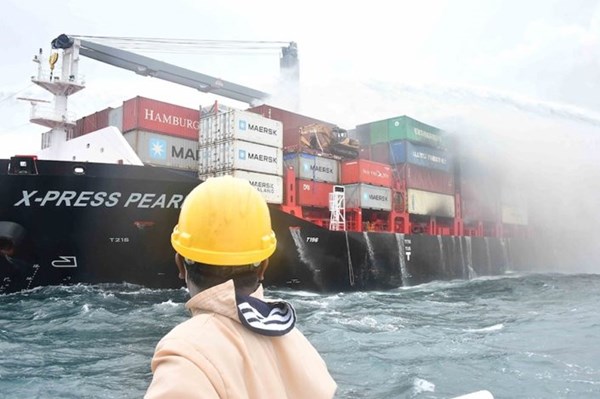 Cháy tàu chở hàng X-PRESS PEARL ở ngoài khơi cảng Colombo