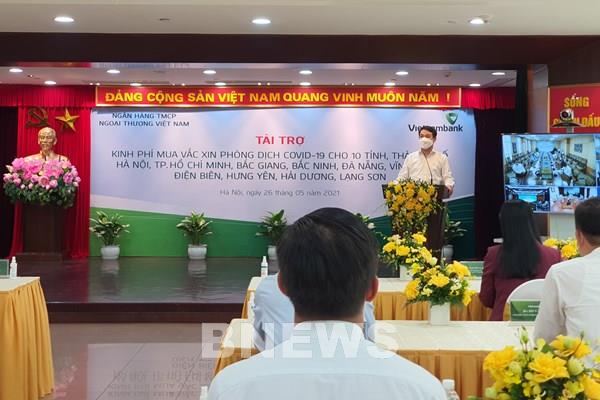 Vietcombank trao 38 tỷ đồng hỗ trợ 10 tỉnh thành mua vaccine phòng COVID-19