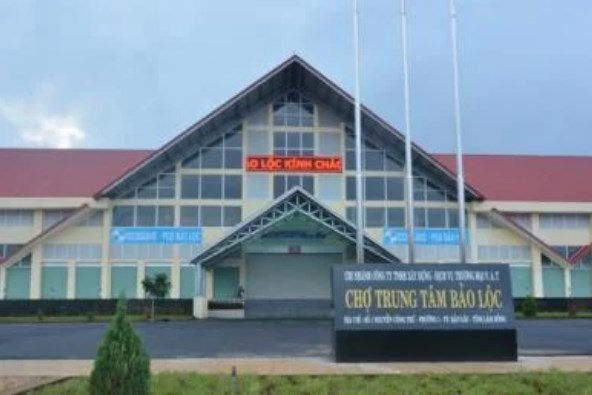 Tổ chức tháo dỡ phần công trình vi phạm tại Chợ trung tâm thành phố Bảo Lộc