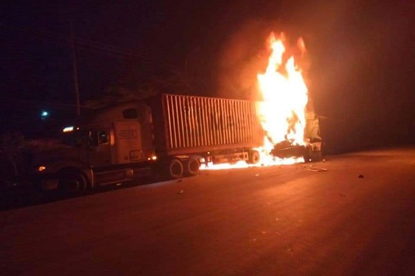 Quảng Trị: Lửa bao trùm xe ô tô đầu kéo và container sau va chạm 