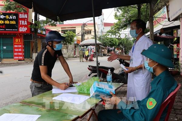 Bắc Ninh: Tạm đình chỉ Chủ tịch UBND xã cho người dân đi chợ trong vùng dịch
