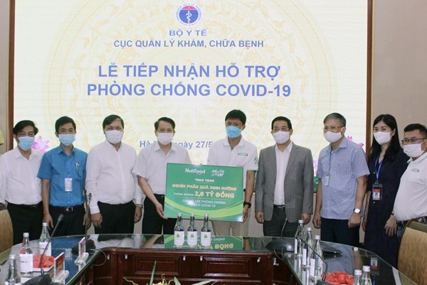 Nutifood và Ông bầu trao sản phẩm dinh dưỡng cho y bác sĩ tuyến đầu
