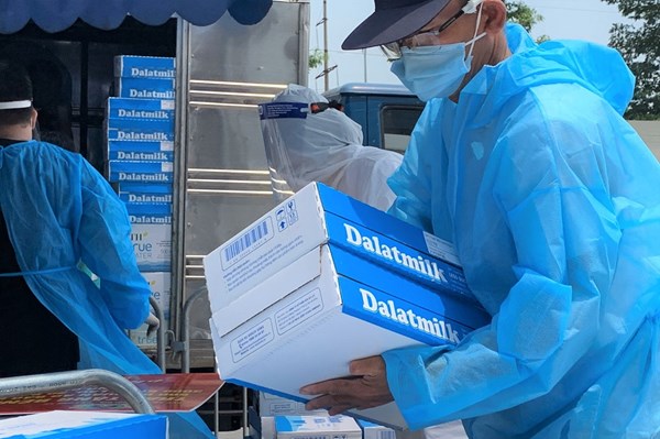 Tập đoàn TH trao 500.000 sản phẩm đồ uống góp sức chống dịch COVID-19