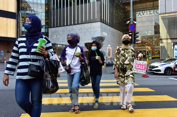 Malaysia khuyến cáo người dân đeo hai khẩu trang để phòng dịch