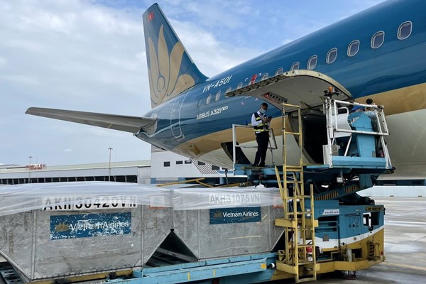 Vietnam Airlines đã chuyển xong gần 819.000 liều vaccine AstraZeneca tới các tỉnh thành