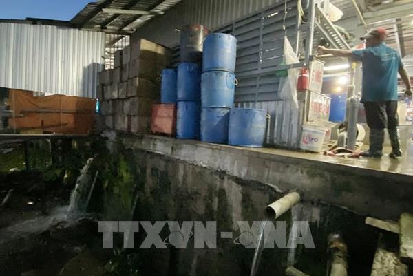 Chợ đầu mối thủy hải sản Long Xuyên vẫn ngang nhiên xả thải ra sông Hậu
