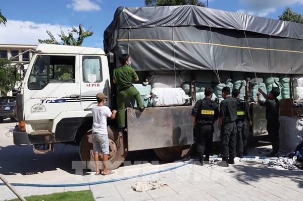 Tây Ninh bắt giữ 4 xe ô tô tải chở 57 tấn hàng hóa không hóa đơn