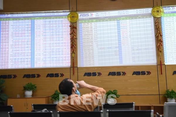 Thị trường chứng khoán lập đỉnh lịch sử trong trạng thái “xanh vỏ đỏ lòng"