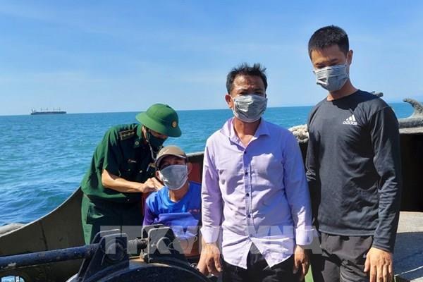 Cứu 3 ngư dân trên tàu cá bị chìm