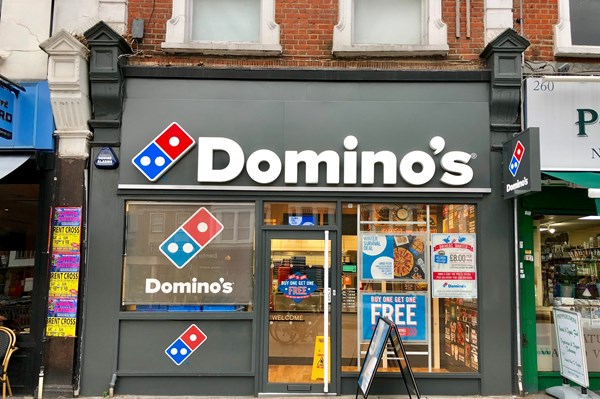 Domino’s Pizza Group sẽ thuê 5.000 nhân viên ở Anh 