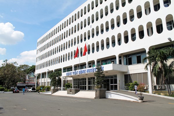 Bệnh nhân 7445 mắc COVID-19 đang thở máy, lọc máu và ECMO, không phải tử vong