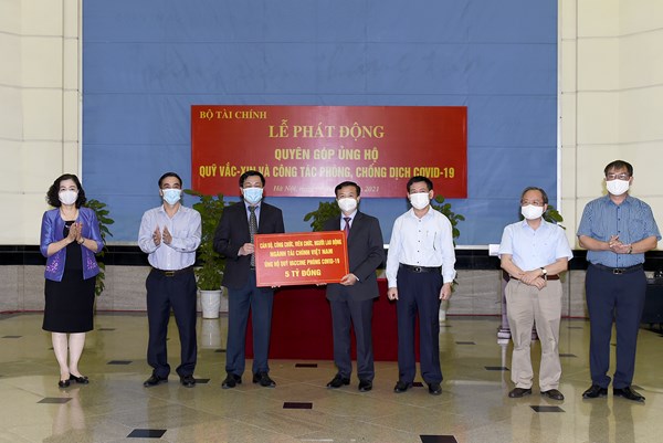 Ngành tài chính ủng hộ Quỹ Vaccine phòng COVID-19