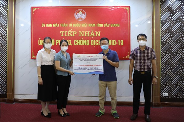 Đoàn Thanh niên TTXVN trao tặng hiện vật trị giá gần 120 triệu đồng hỗ trợ tỉnh Bắc Giang chống dịch