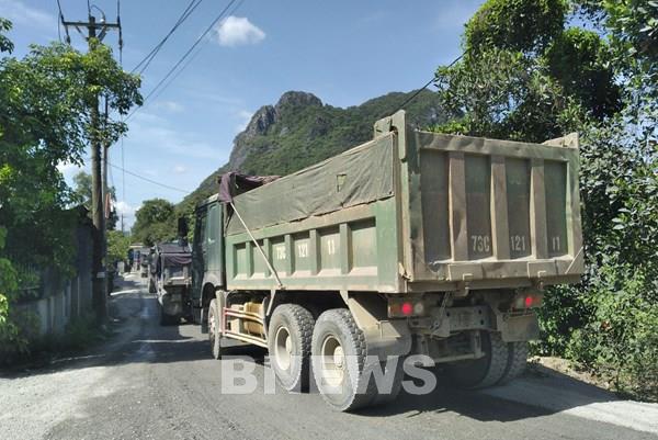 Quảng Bình: Bức xúc vì đường dân sinh bị xe tải băm nát