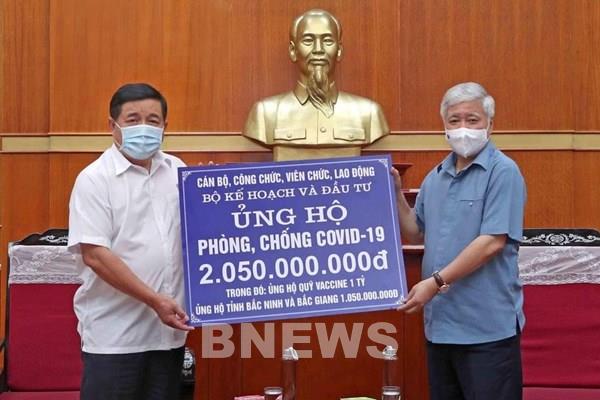 Bộ Kế hoạch và Đầu tư ủng hộ hơn 2 tỷ đồng cho phòng, chống dịch COVID-19