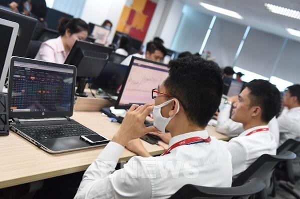 Liên tục nghẽn, nhiều công ty chứng khoán tạm dừng tính năng sửa, hủy lệnh trên HOSE