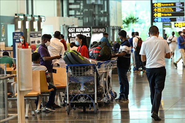 Làn sóng COVID-19 mới “phủ bóng” triển vọng tăng trưởng kinh tế Singapore