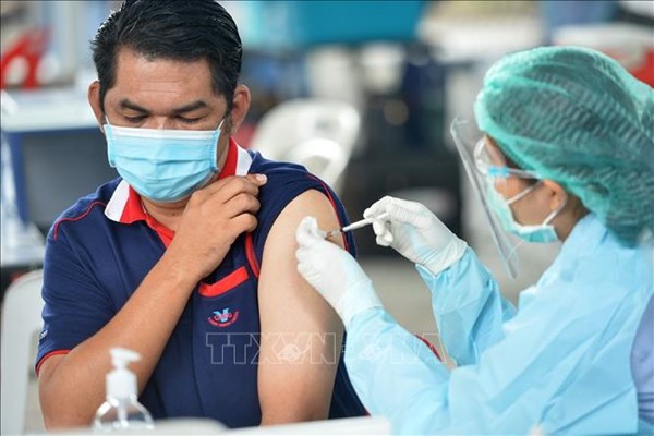 Thái Lan bắt đầu tiêm vaccine COVID-19 cho người nước ngoài