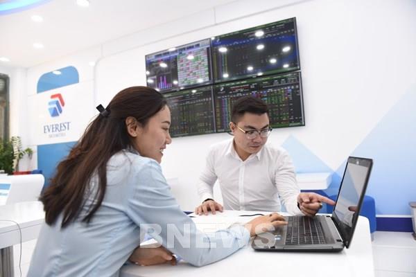 Dòng tiền chảy mạnh vào chứng khoán, VN-Index vọt tăng gần 20 điểm