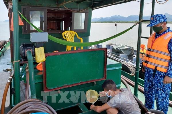 Tạm giữ tàu vỏ sắt và 25.000 lít dầu DO không rõ nguồn gốc
