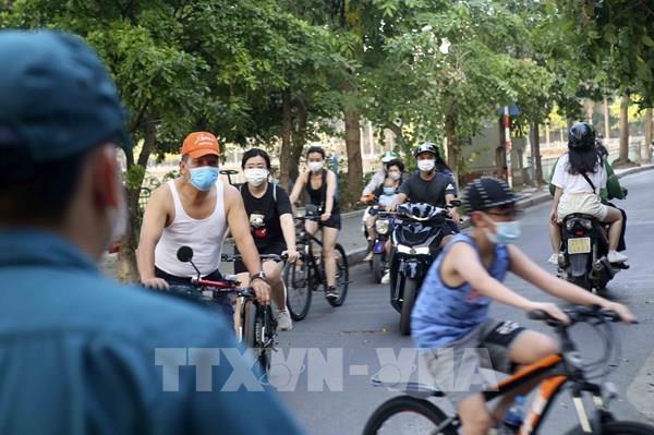 Hà Nội: Người dân vẫn tụ tập, đạp xe trên Hồ Tây bất chấp dịch bệnh COVID-19
