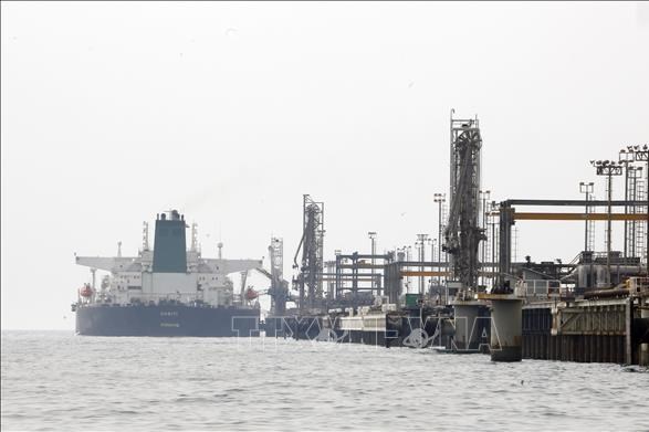Giá dầu Brent vượt ngưỡng 76 USD/thùng phiên 23/6
