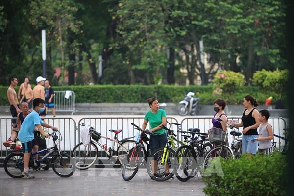 Nhiều người dân Hà Nội vẫn chưa tuân thủ biện pháp phòng dịch COVID-19