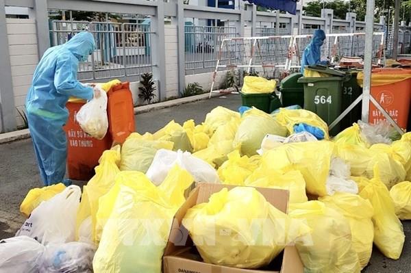 Dịch COVID-19: Những “chiến binh” thầm lặng gìn giữ vệ sinh môi trường