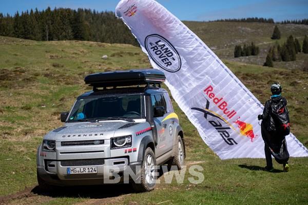 Land Rover Defender hỗ trợ cho giải đua mạo hiểm và khắc nghiệt nhất thế giới