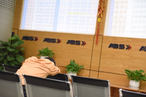 Thị trường chứng khoán giảm sâu, VN-Index lao dốc hơn 94 điểm