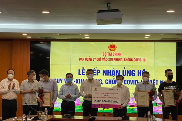 Bộ Tài chính tiếp nhận hơn 320 tỷ đồng ủng hộ Quỹ vaccine phòng COVID-19