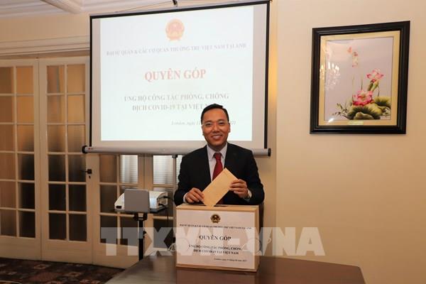 Cộng đồng người Việt tại Anh quyên góp ủng hộ phòng chống dịch COVID-19