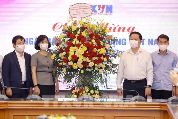 Trưởng Ban Tuyên giáo Trung ương chúc mừng TTXVN nhân ngày 21/6