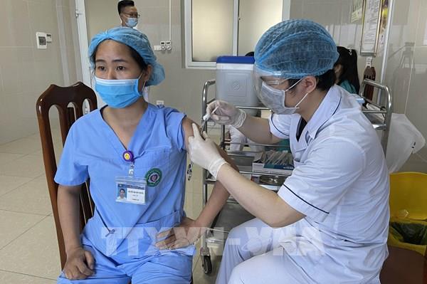 Chuyên gia y tế: Mỗi người dân cần được tiêm đủ 2 mũi vaccine phòng COVID-19