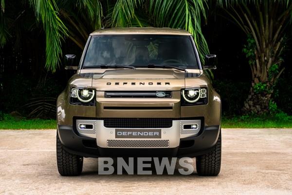 Land Rover Defender 90 mới về Việt Nam có giá bán từ 3,935 tỷ đồng