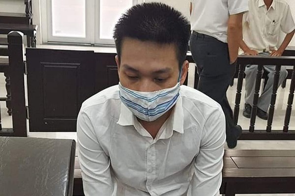 Thuê người đóng giả cán bộ địa chính để lừa "chạy" sổ đỏ