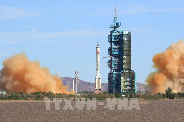 Trung Quốc đưa phi hành đoàn đầu tiên lên trạm không gian mới