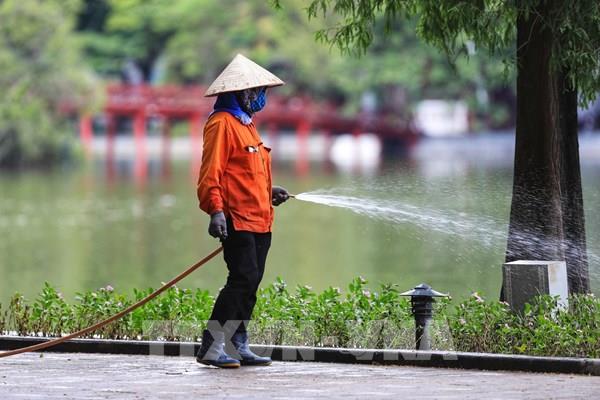 Những lao động "đội nắng" để Hà Nội sạch hơn