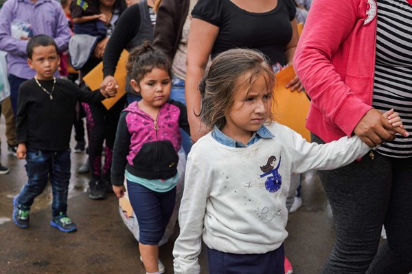 Mỹ cho phép người giám hộ hợp pháp chăm sóc trẻ di cư