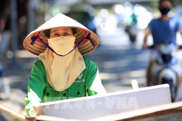 Người dân Hà Nội oằn mình dưới cái nóng 40 độ C