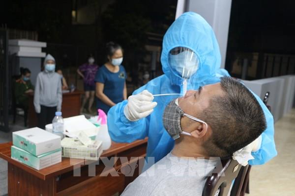Xuyên đêm triển khai test nhanh phát hiện COVID-19 cho người dân Thành phố Vinh
