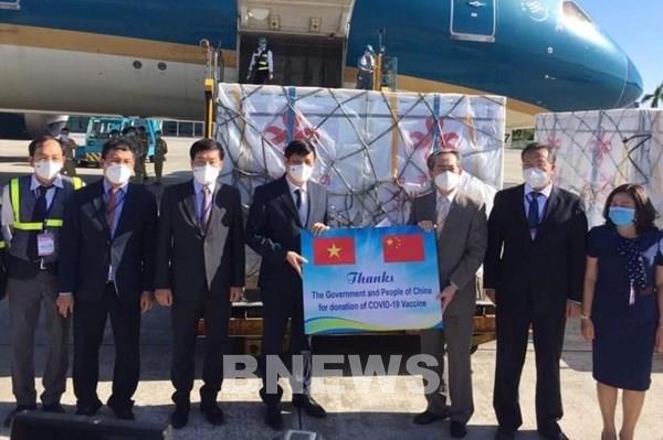 500.000 liều vaccine của Sinopharm và hơn 2 tấn vật tư tiêm chủng đã về tới Hà Nội