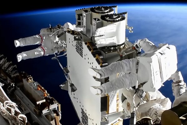 Hai phi hành gia đi bộ ngoài không gian suốt 6 tiếng thay pin cho ISS