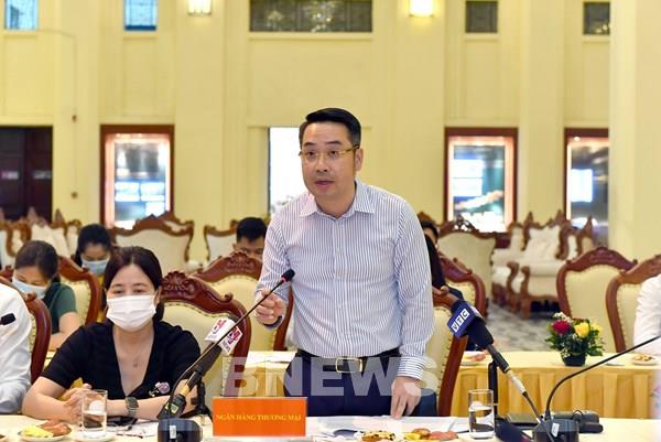 Kiểm soát rủi ro tăng trưởng tín dụng bất động sản, chứng khoán