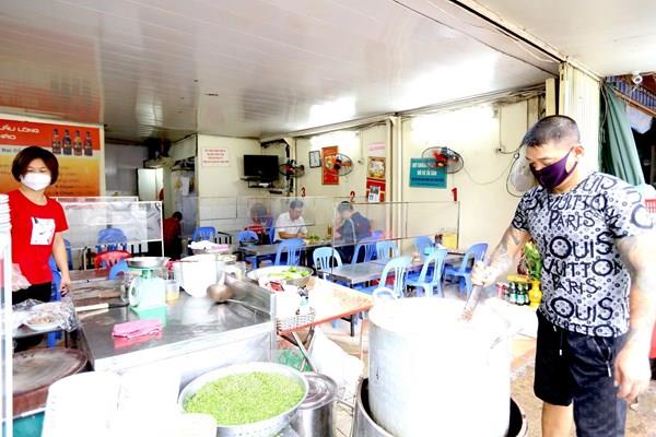 Hình ảnh ngày đầu hàng quán được mở cửa trở lại tại Hà Nội